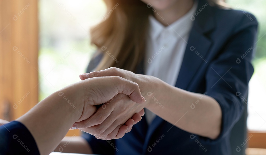 Detalhe da empresária feliz irreconhecível apertando as mãos