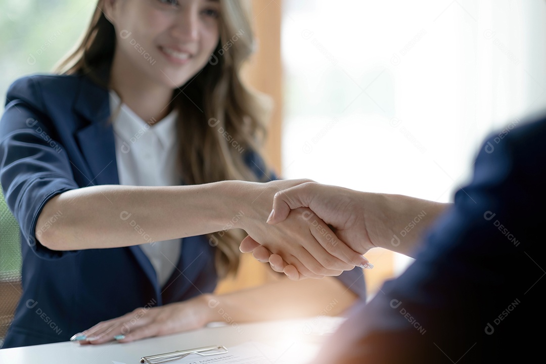 Detalhe da empresária feliz irreconhecível apertando as mãos