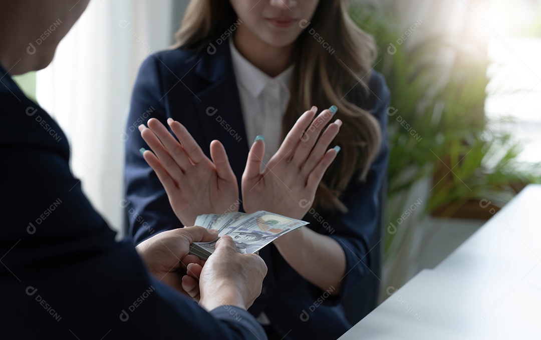 Uma advogada profissional asiática ou consultora jurídica de negócios