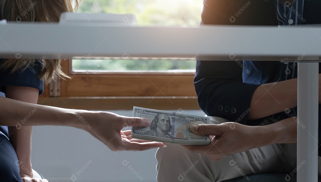 Parceiro dá dinheiro de suborno em envelope para outro empresário.