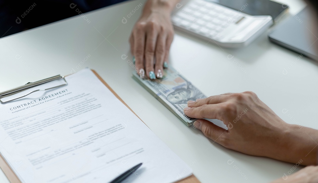 Empresário dando dinheiro, dólares em dinheiro para seu parceiro