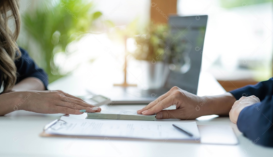 Homem oferecendo lote de notas de cem dólares. Venalidade, suborno