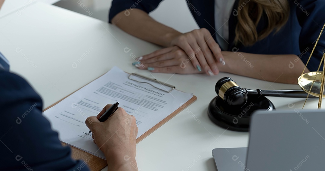 Empresário e advogado discutem o documento do contrato.