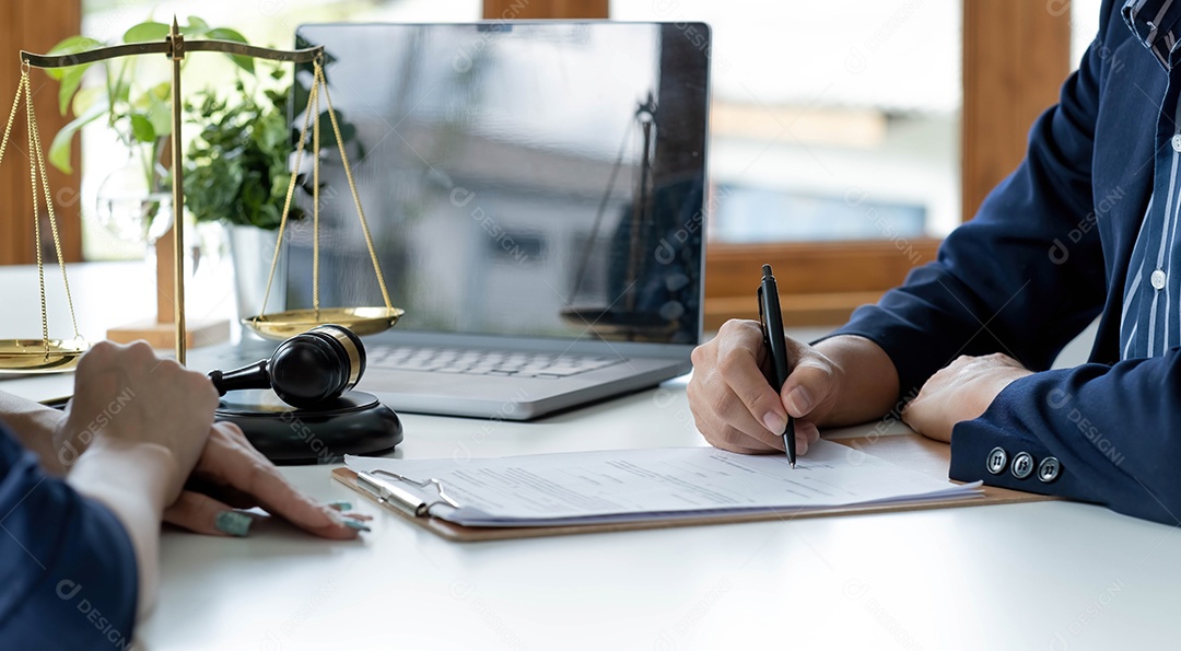 Empresário e advogado discutem o documento do contrato.