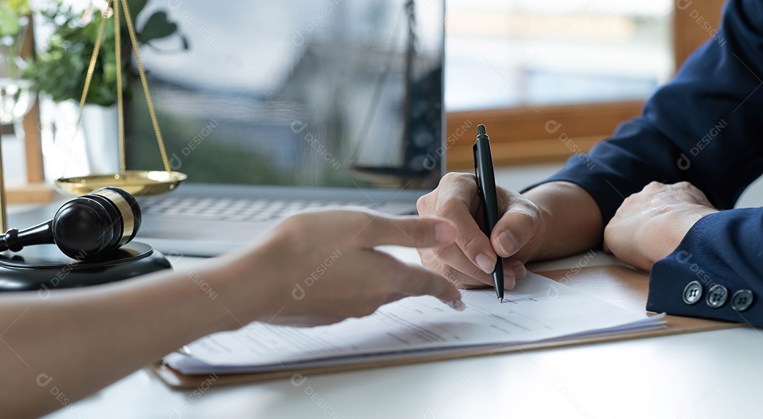 O trabalho árduo de um advogado asiático em um escritório de advocacia.