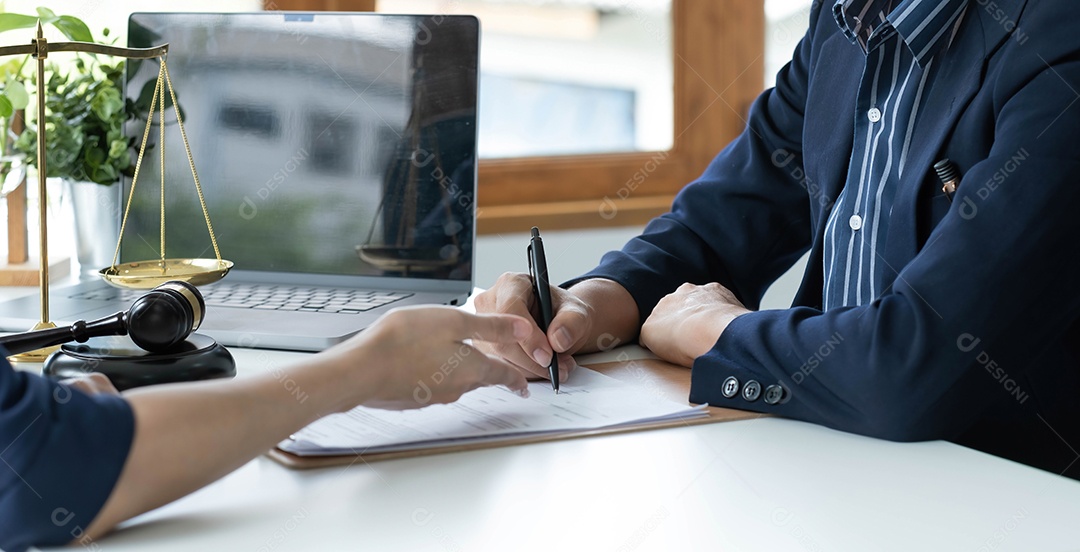 Empresários e advogados discutindo documentos contratuais sentados