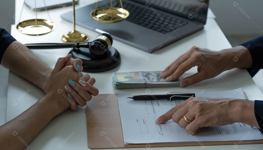 Empresários e advogados discutindo documentos contratuais sentados