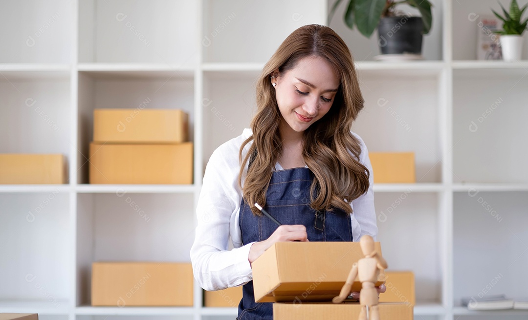 Mulheres asiáticas empresárias bem-sucedidas com caixas de encomendas por conta própria