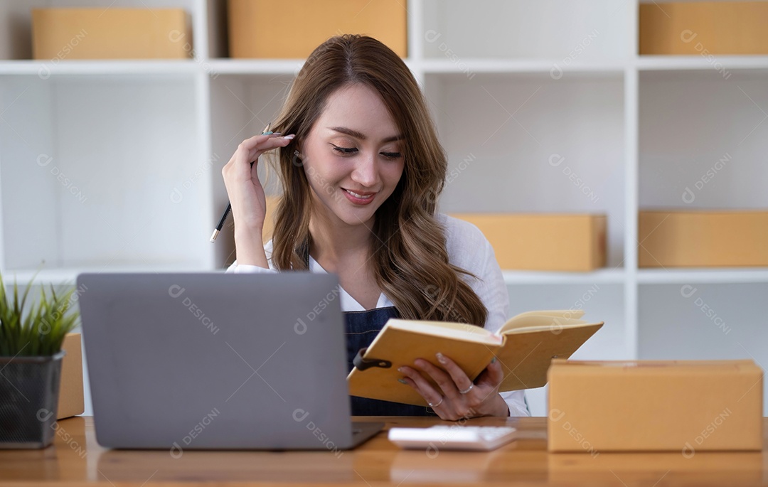 Mulheres asiáticas empresárias bem-sucedidas com caixas de encomendas por conta própria