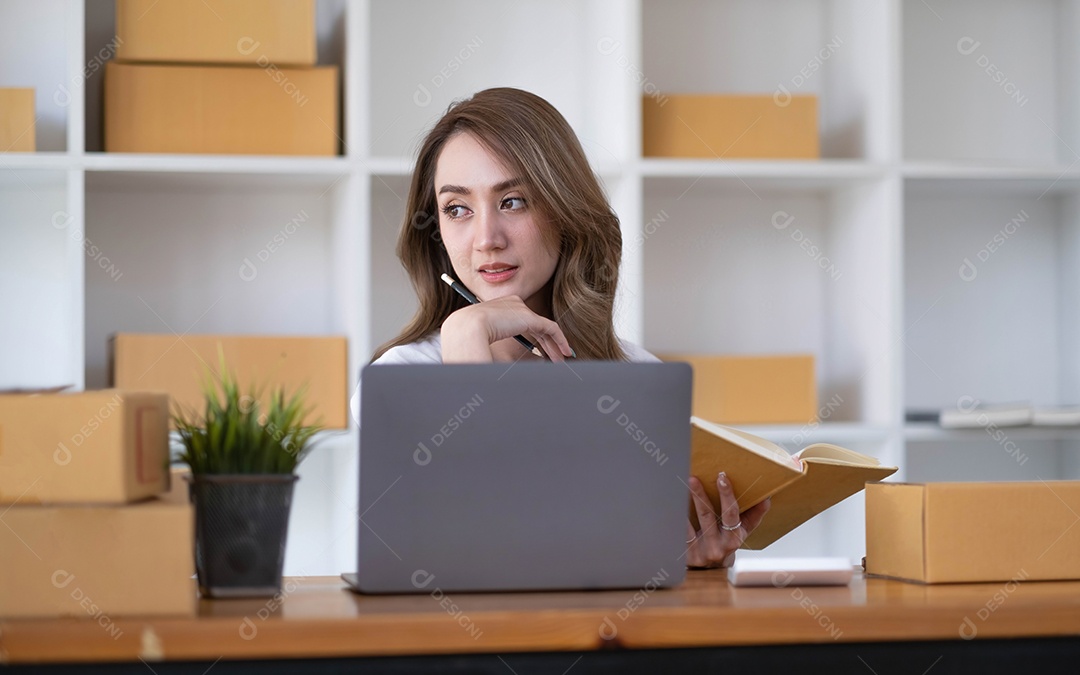 Pequeno empresário PME mulher freelance trabalhando