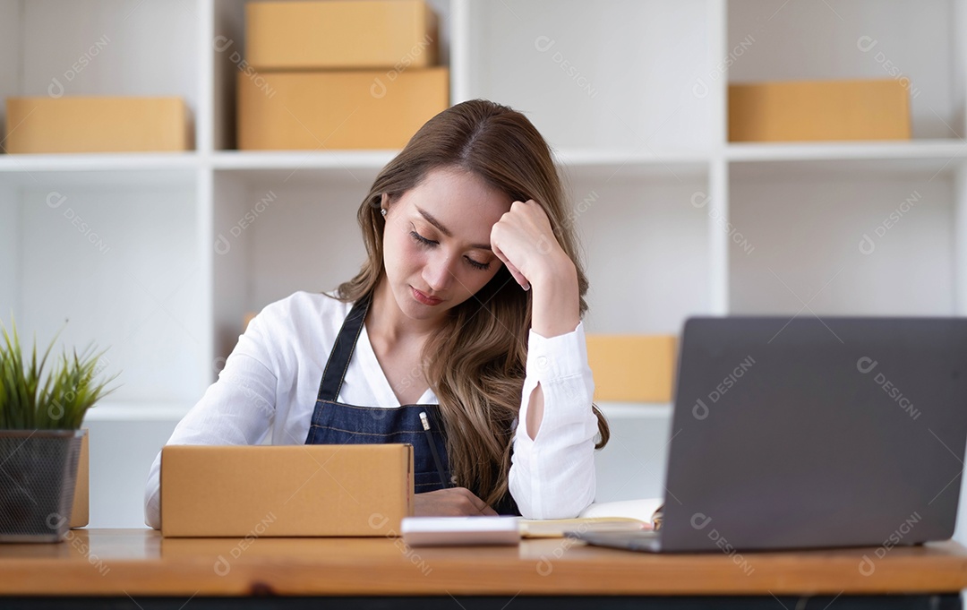 Mulher asiática pensativa sério duvidoso sentimento estresse preocupação