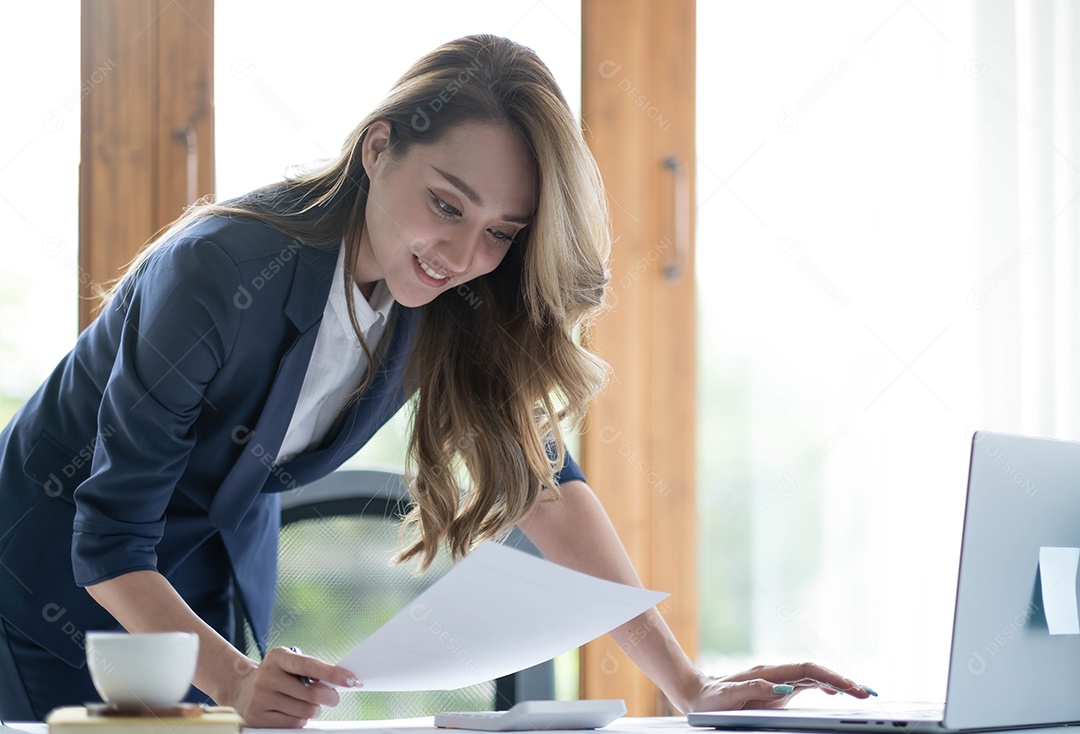 A jovem empresária asiática tem o prazer de ver o trabalho