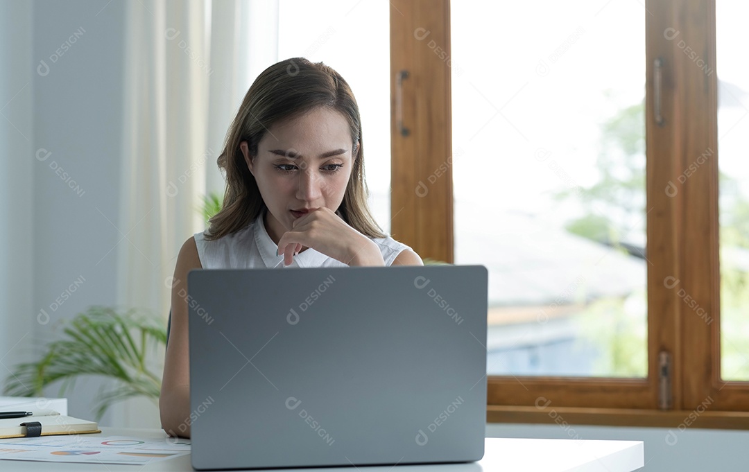 Mulher asiática que está cansada e pensando demais no trabalho