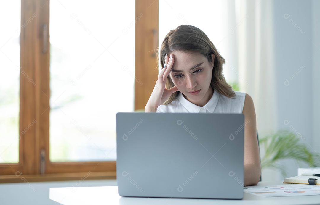 Mulher asiática que está cansada e pensando demais no trabalho