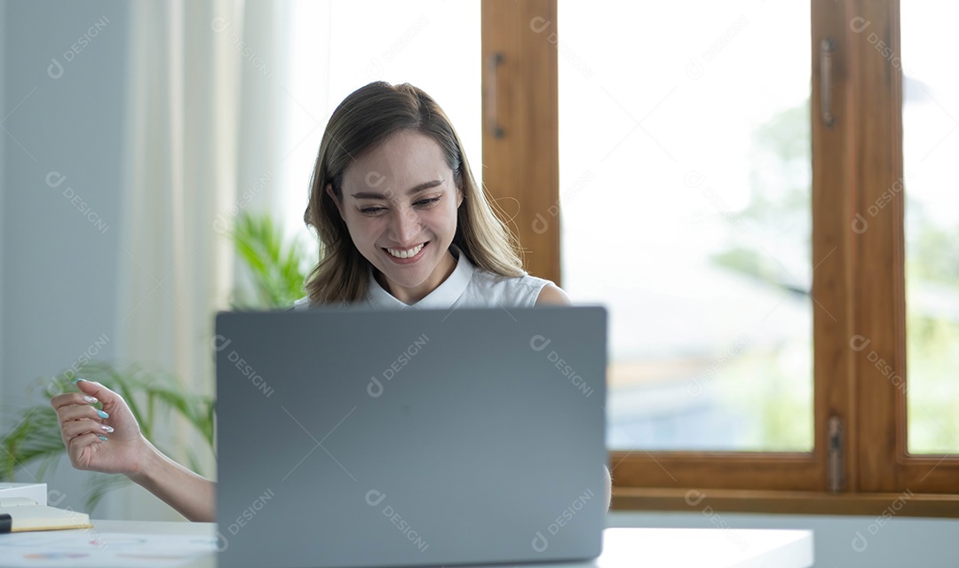 Empresária asiática feliz e bem-sucedida triunfando