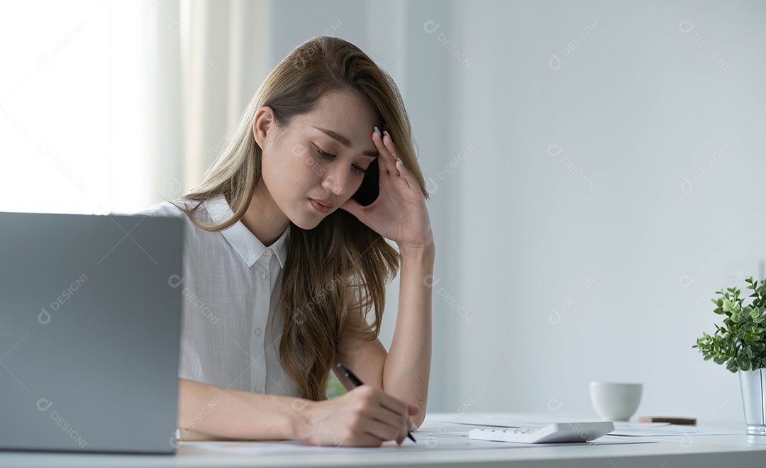 A foto de uma mulher cansada mantém a mão na cabeça