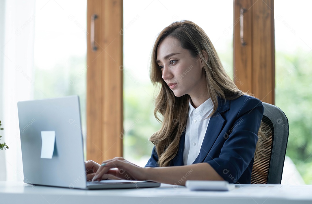 Imagem de uma mulher asiática que está cansada e pensando demais no trabalho