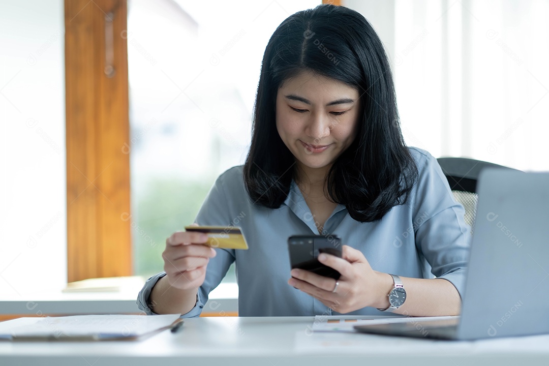 Mulher asiática comprando online com cartão de crédito