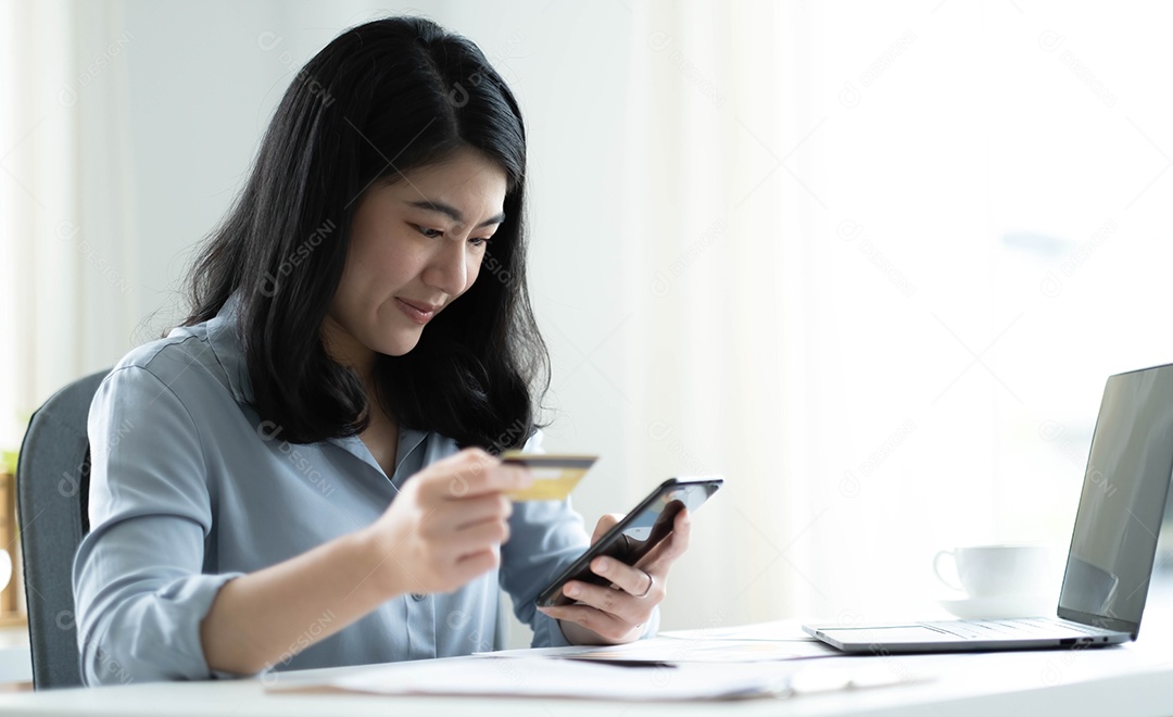 Mulher asiática comprando online com cartão de crédito