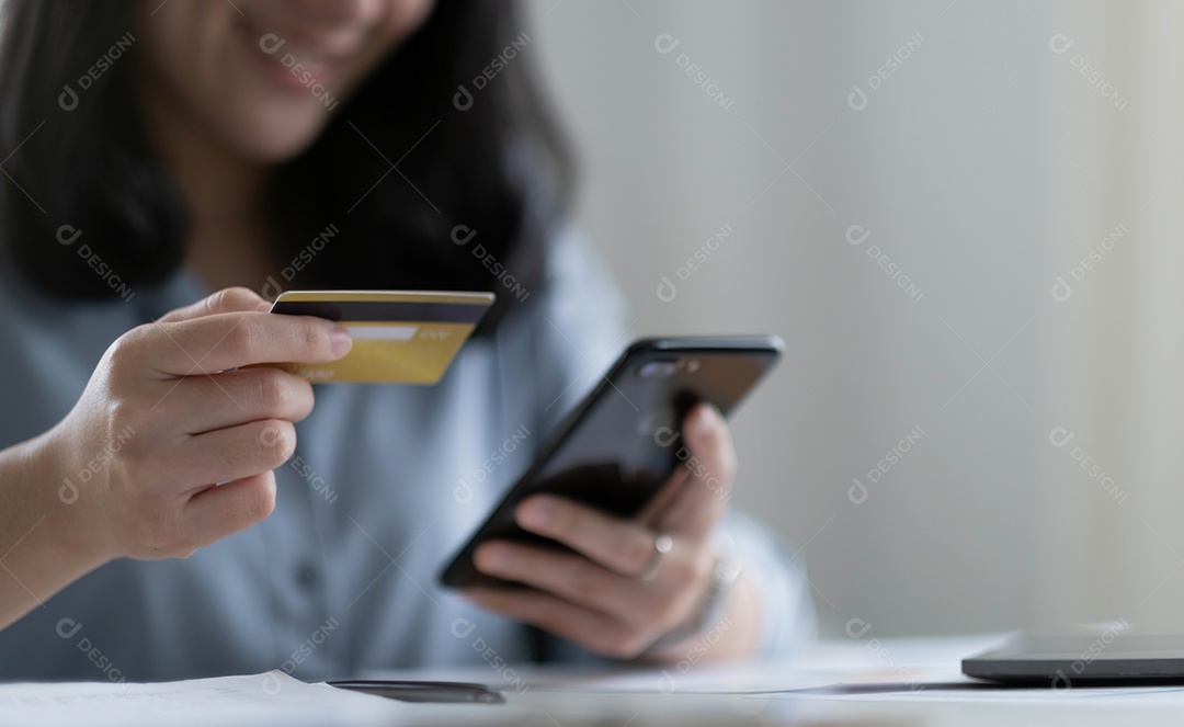 Mulher asiática comprando online com cartão de crédito