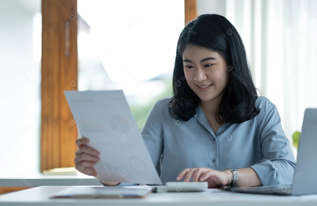 Mulher asiática trabalhando no escritório