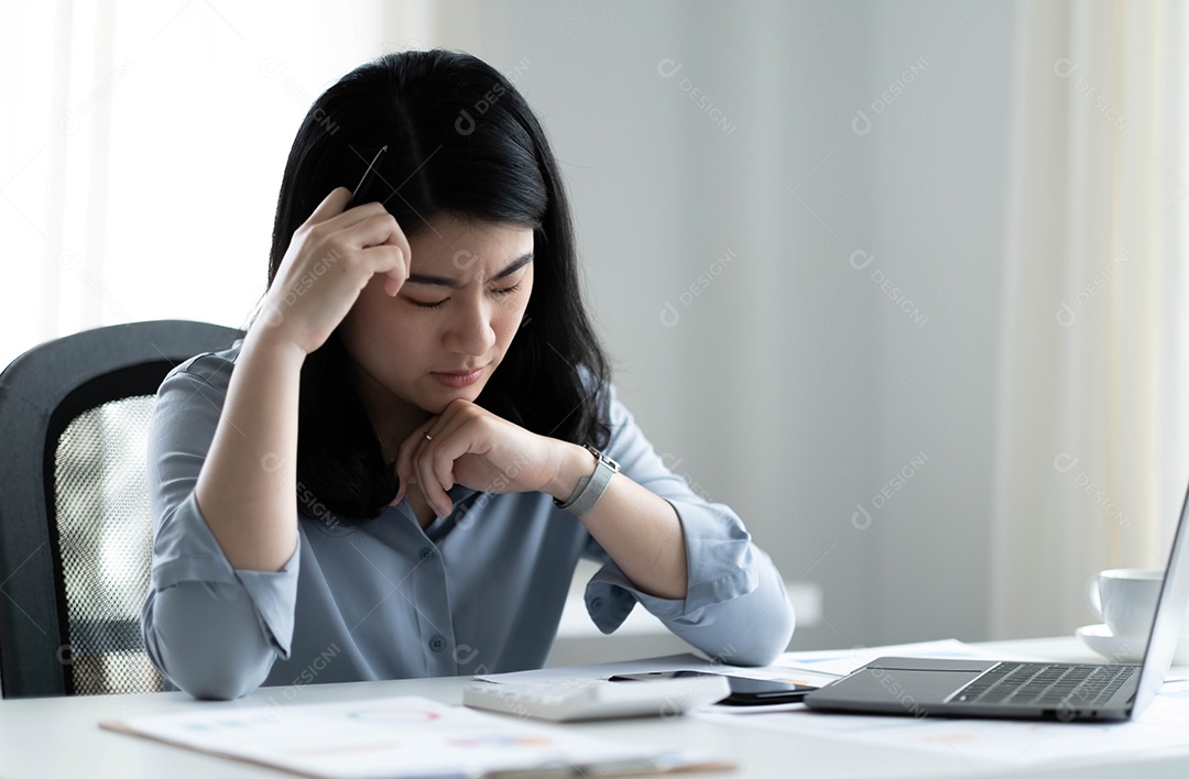 Mulher asiática calculando gastos da empresa