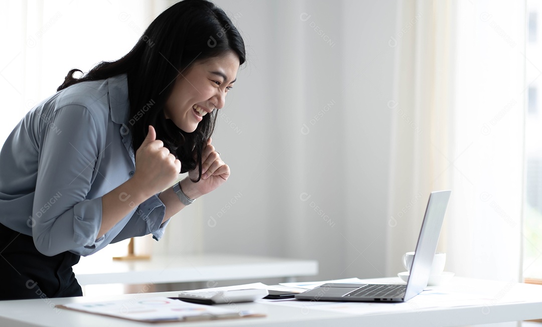 Mulher asiática comemorando no trabalho