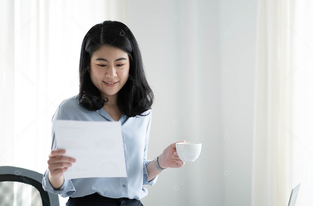 Mulher asiática trabalhando no escritório