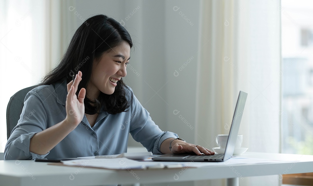 Mulher asiática trabalhando por videochamada