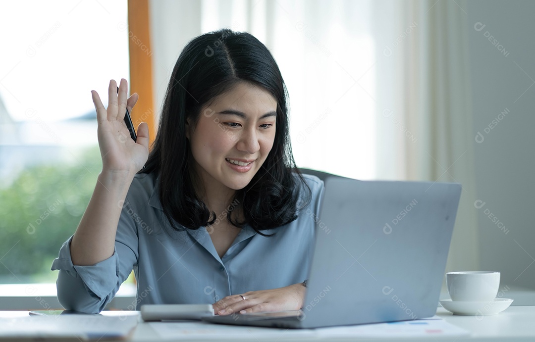 Mulher asiática trabalhando com computador