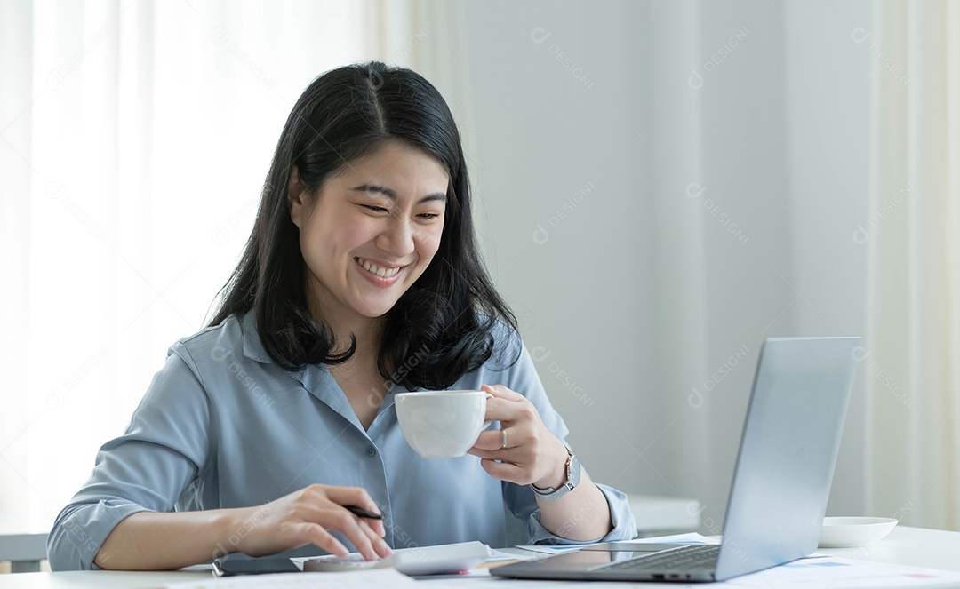 Mulher asiática trabalhando no escritório com computador