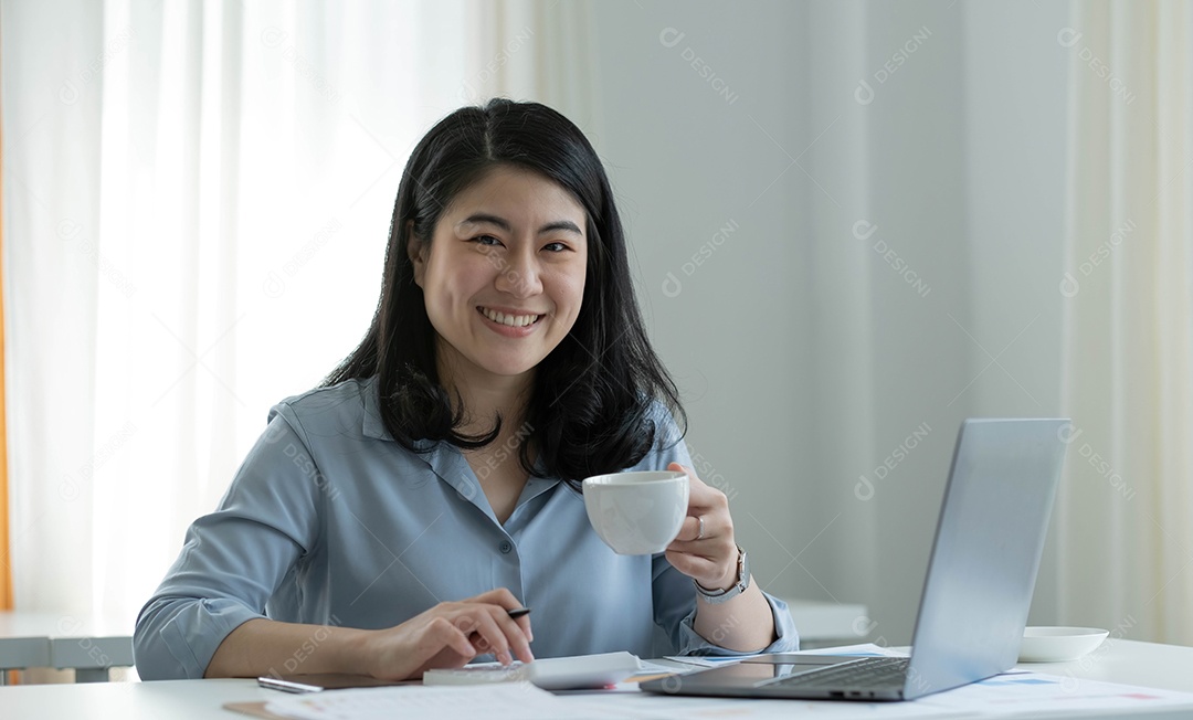 Mulher asiática sorridente trabalhando no computador