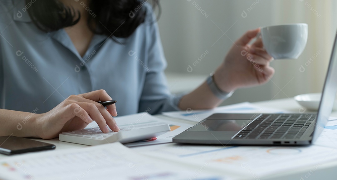Mulher asiática sentada trabalhando no escritório