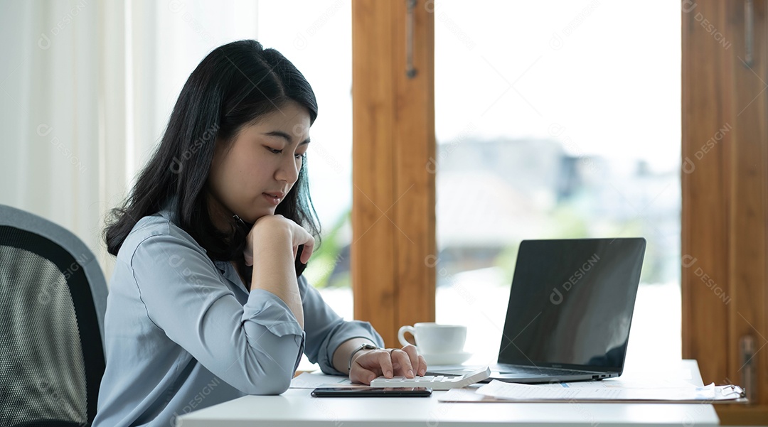 Empresária asiática trabalho no computador