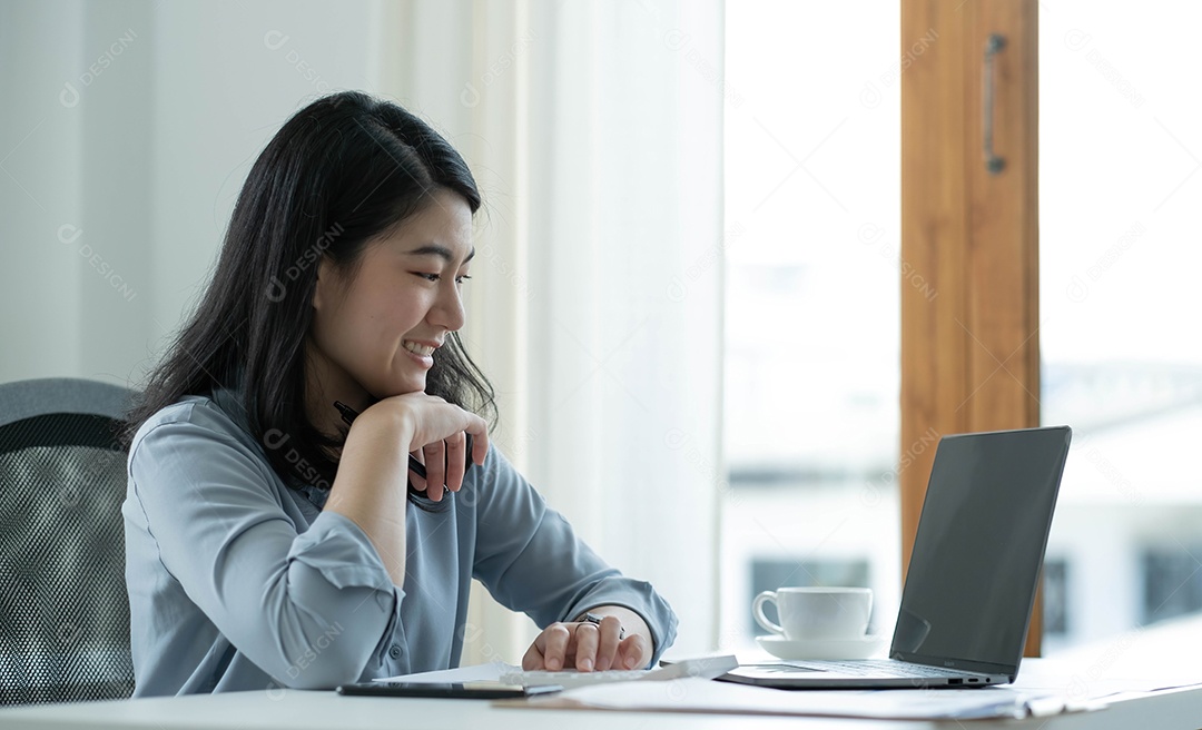Mulher asiática empresária trabalhando no computador