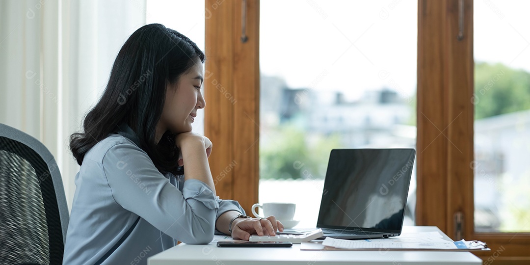 Mulher asiática empresaria sentada no escritório