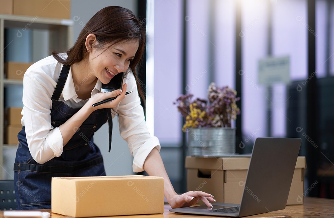 Dona de uma pequena empresa verifica produtos para clientes