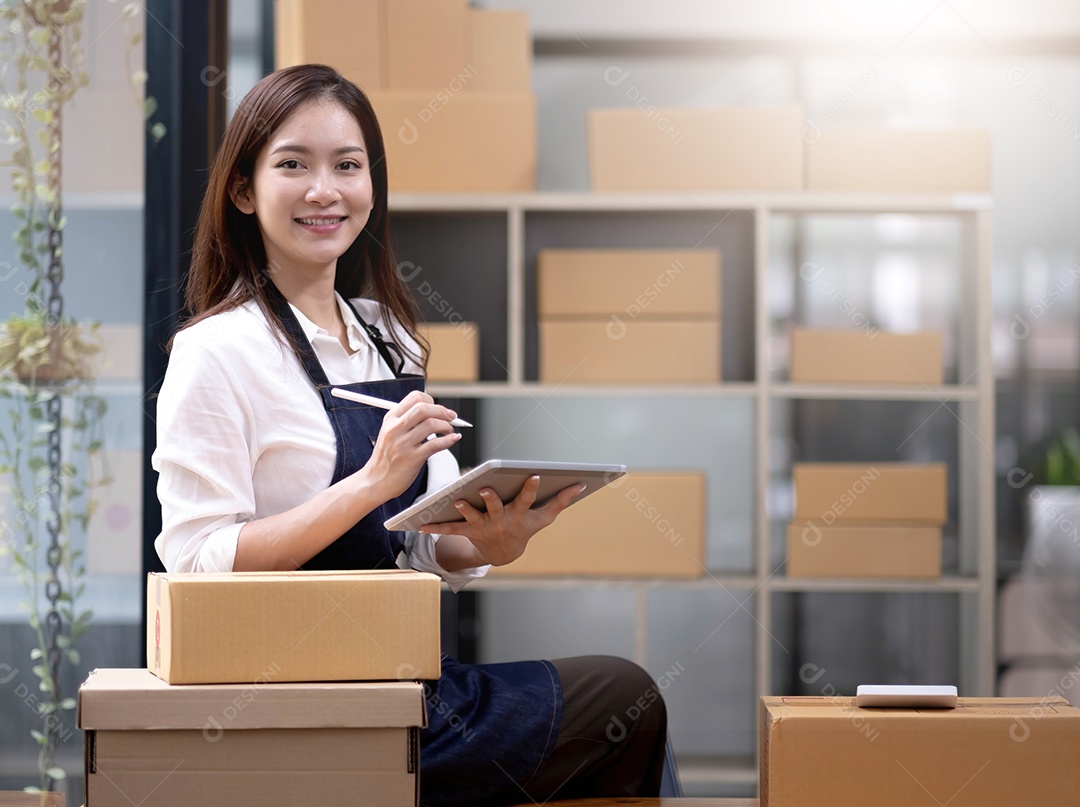 O negócio de inicialização do jovem proprietário asiático