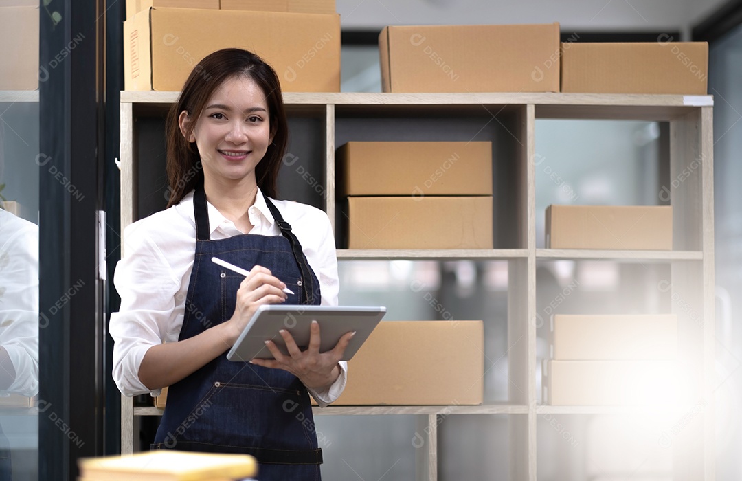 O negócio de inicialização do jovem proprietário asiático