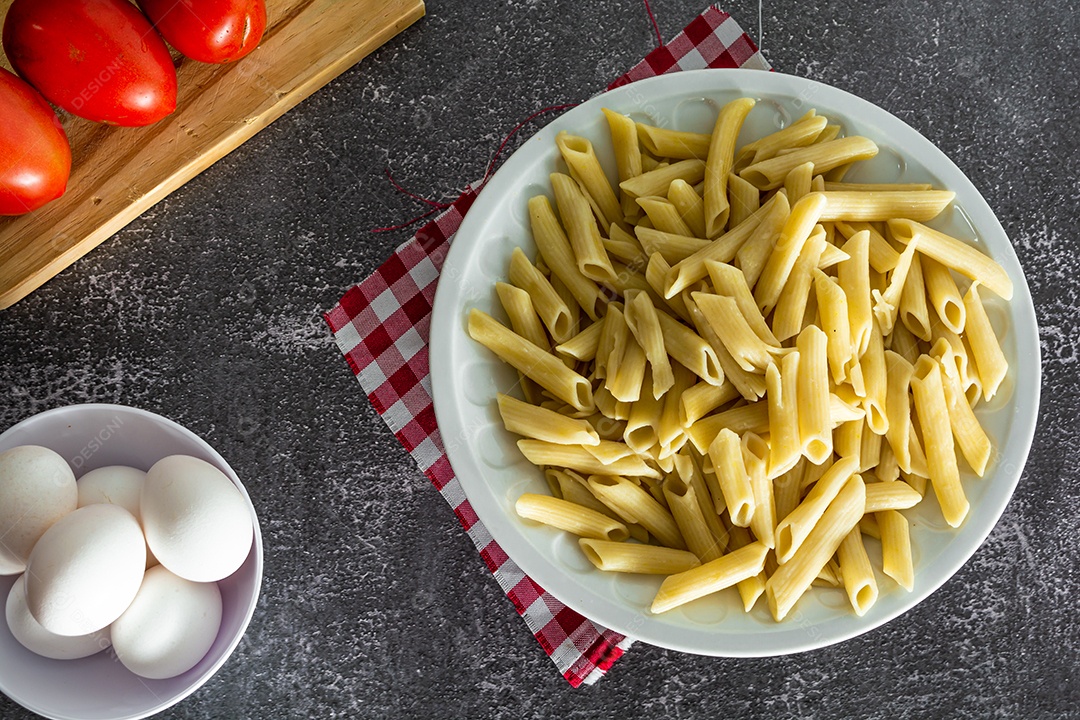 macarrão italiano com molho de tomate, almoço típico de domingo