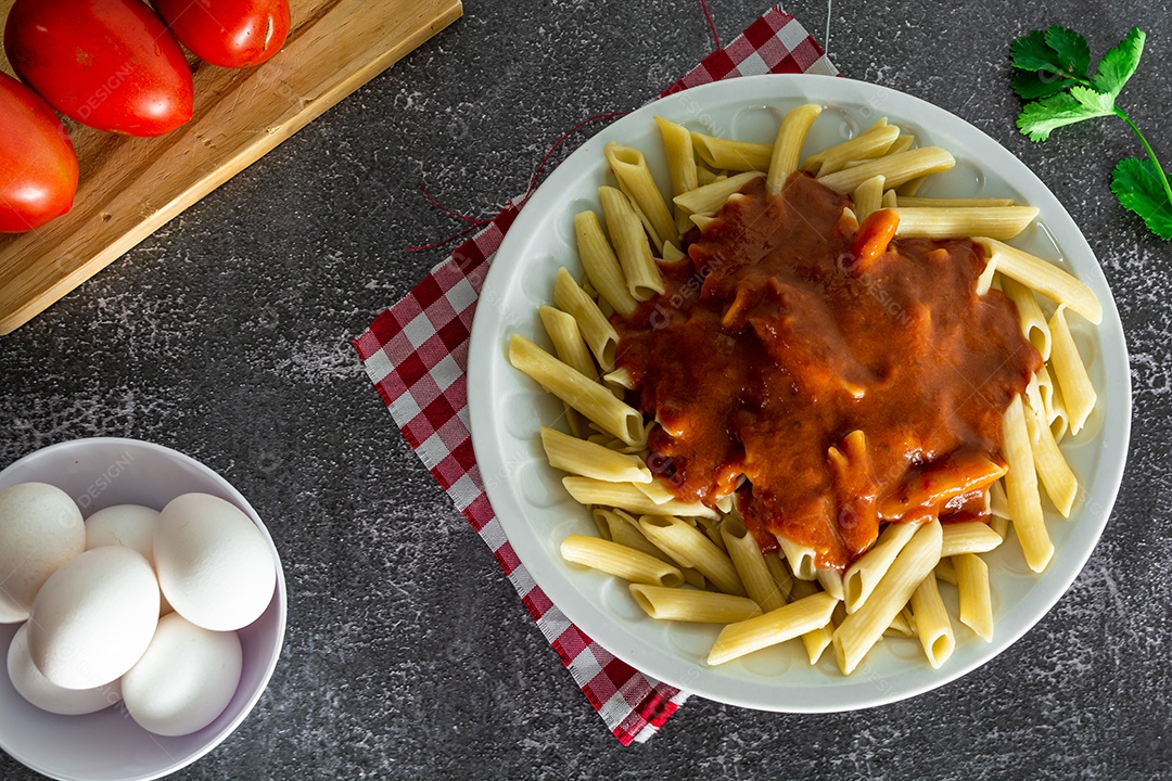 macarrão italiano com molho de tomate, almoço típico de domingo