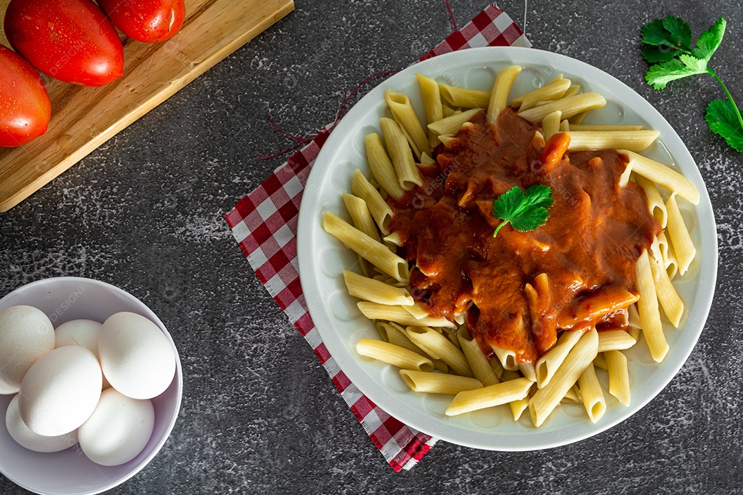 macarrão italiano com molho de tomate, almoço típico de domingo