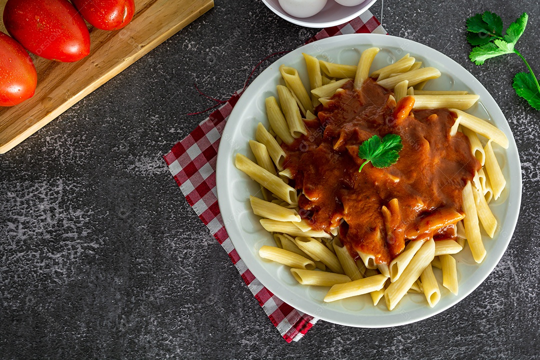 macarrão italiano com molho de tomate, almoço típico de domingo