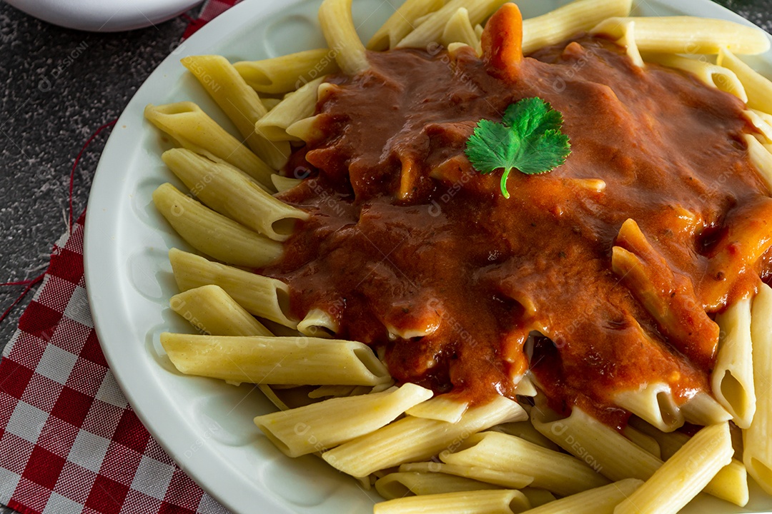 macarrão italiano com molho de tomate, almoço típico de domingo