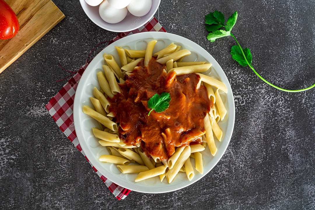 macarrão italiano com molho de tomate, almoço típico de domingo