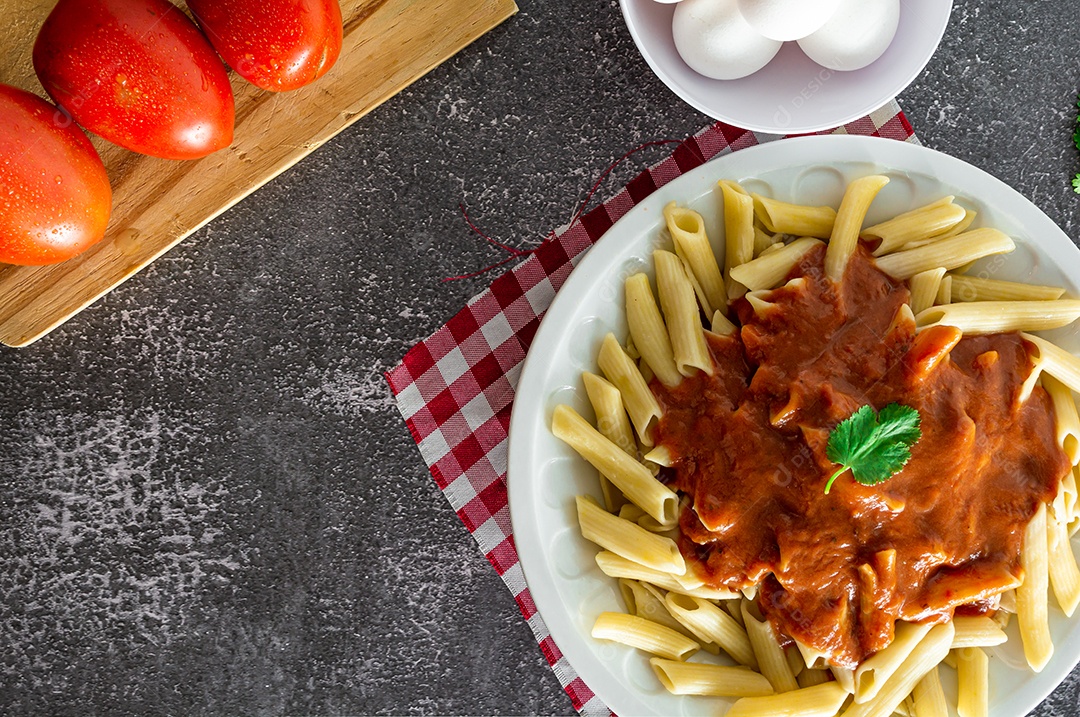 macarrão italiano com molho de tomate, almoço típico de domingo