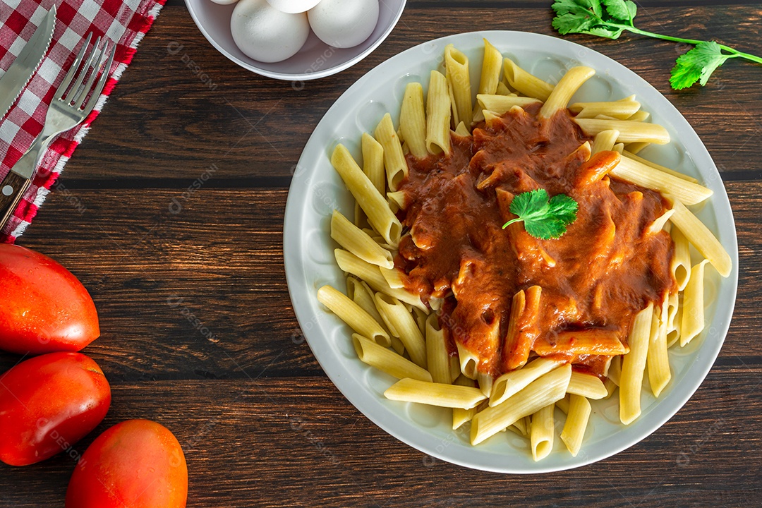 macarrão italiano com molho de tomate, almoço típico de domingo