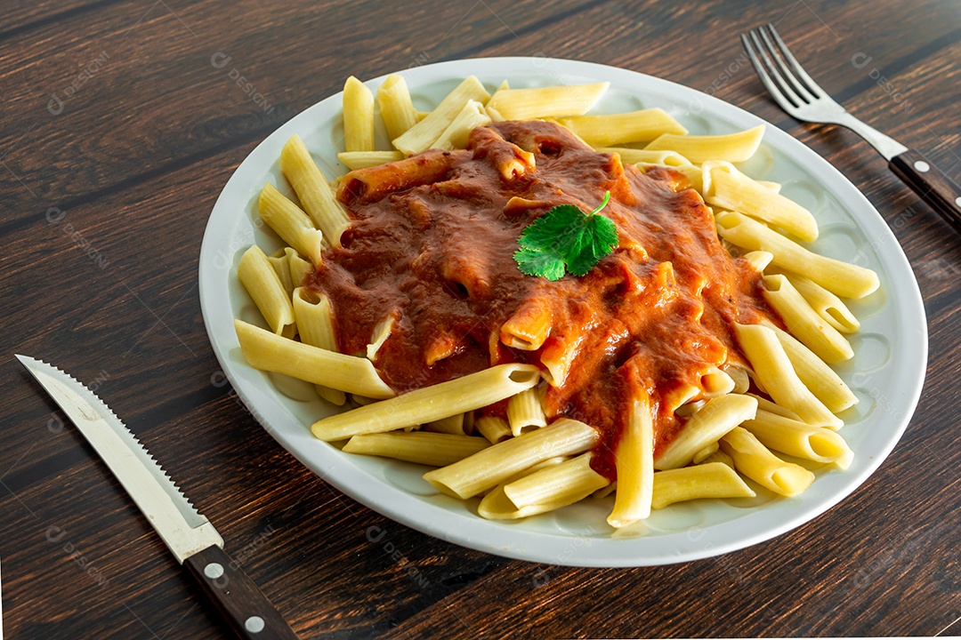 macarrão italiano com molho de tomate, almoço típico de domingo