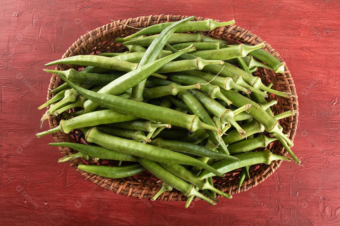 Quiabo verde fresco na cesta. Ingrediente Caruru