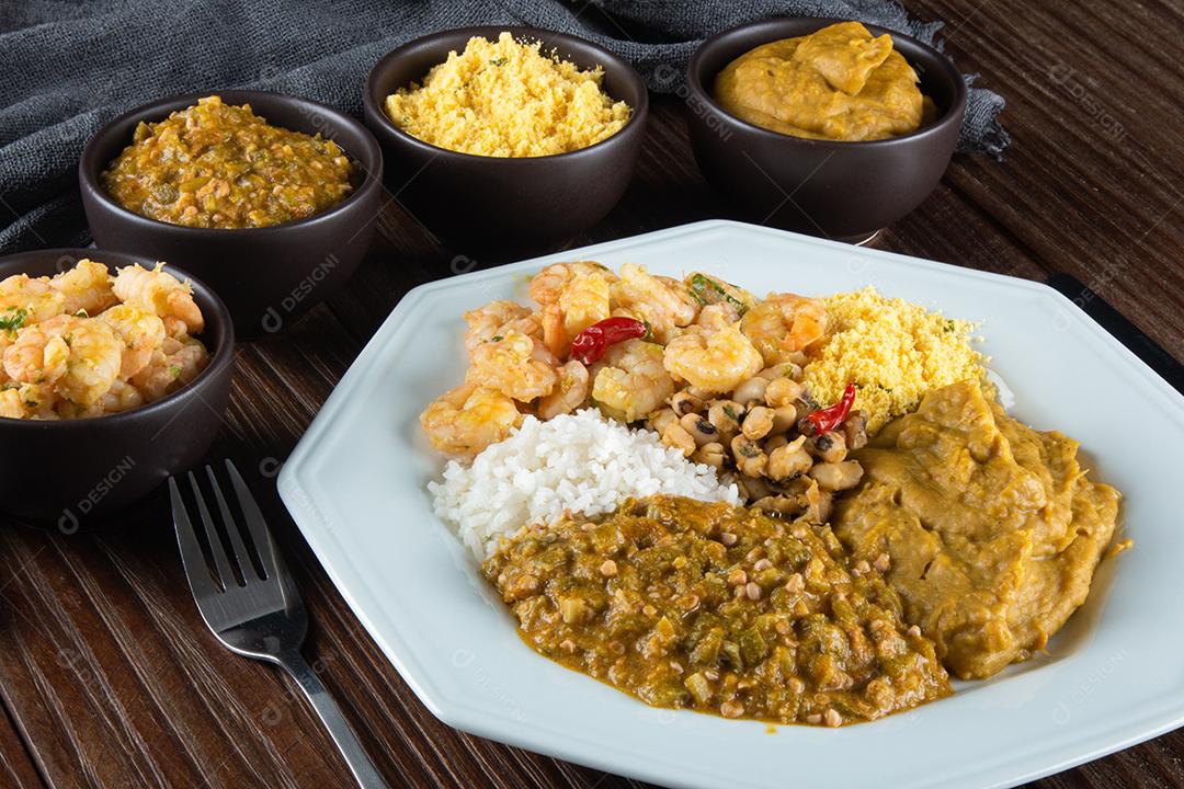 Caruru. Prato tradicional afro-brasileiro feito com quiabo e camarão seco, acompanhado de vatapa, feijão, arroz, camarão e farofa